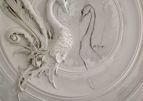 9. Он рисует на стене эскиз, а затем добавляет материал поверх линий, чтобы создать 3D-эффект, оживляя интерьеры яркими текстурами и контурами.