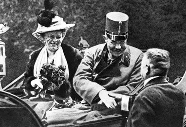 1. 28 Haziran 1914 tarihinde, Avusturya Arşidükü Franz Ferdinand ve karısının, Gavrilo Princip tarafından suikaste uğramadan önceki son fotoğrafı.
