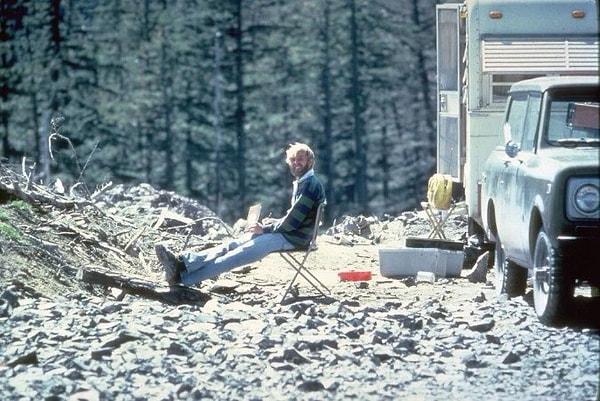 3. St. Helens Yanardağı’nı inceleyen yanardağ uzmanının, patlamada ölmeden 13 saat önceki fotoğrafı.