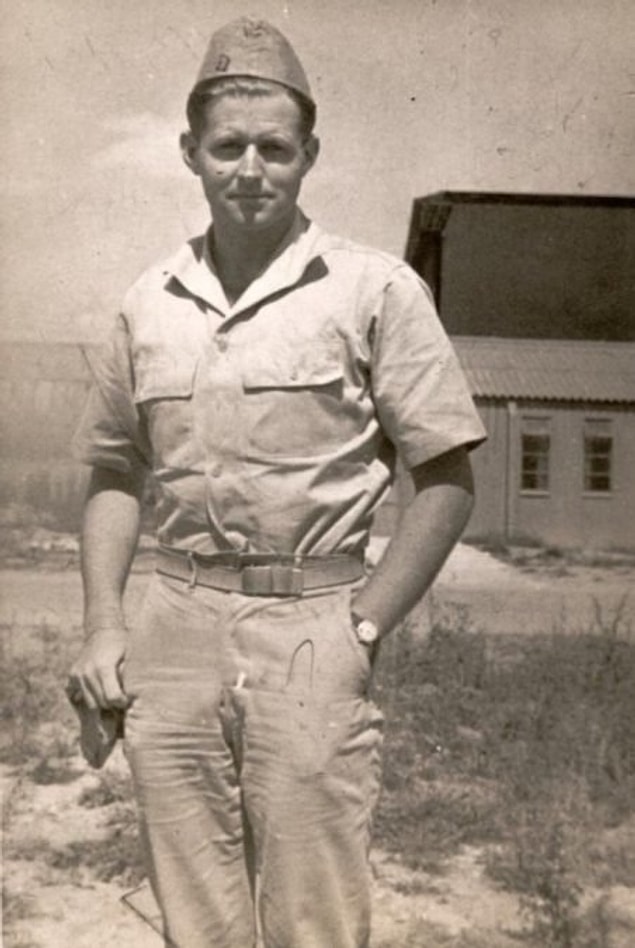 11. Amerika Birleşik Devletleri’nin 35. Başkanı John F. Kennedy’nin abisi Joseph Kennedy’nin aynı gün savaş sırasında ölmeden önceki son pozu.