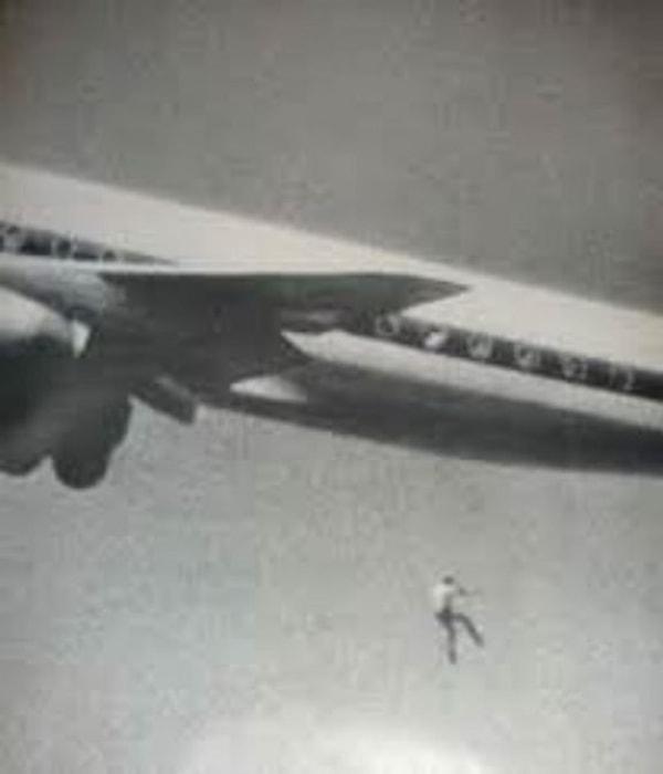 14. 1970’lerde, uçağa kaçak binen çocuğun tekerleklerden düşüşü.