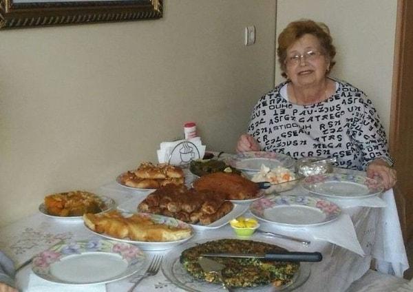 15. Kalp krizi geçirmeden önce yaptığı yemekleri gururla gösteren Türk babaannenin son fotoğrafı...