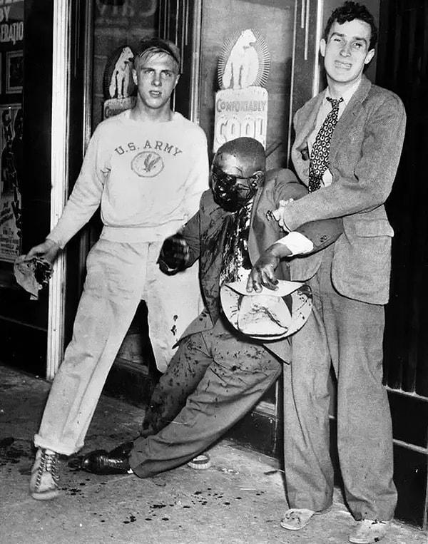 20. Irkçılık protestoları esnasında feci şekilde dövülmüş siyah adama yardım eden iki beyaz adam.