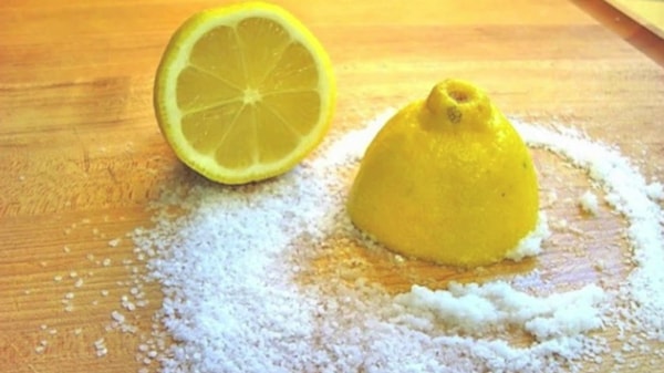 9. Лимонный сок (теплый) со щепоткой соли каждое утро снизит уровень холестерола и поможет вам сбросить вес