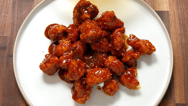 14. Цветная капуста в соусе барбекю на вкус такая же, как и куриные наггетсы, но при этом в несколько раз полезнее