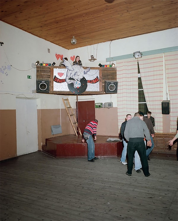 6. Здесь он однажды попал на сельскую дискотеку, которая поразила его до глубины души, ведь это совсем не то, что молодой человек привык видеть в штатах.