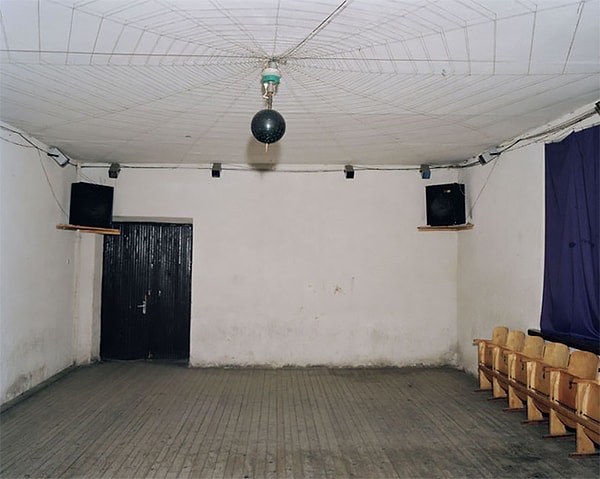 7. Эндрю даже выпустил книгу, которая подверглась критике за то, что фотограф не в лучшем свете показал страну, присоединившуюся к ЕС в 2004 году.