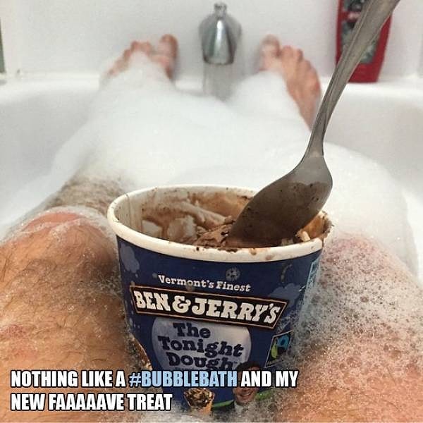 8. Нет ничего лучше ванны с пенкой и любимого лакомства