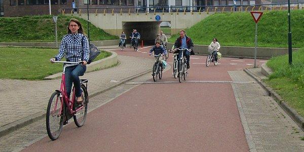 4. Hollanda Houten'de öncelik yayalar ve bisikletlilerin.