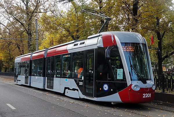 7. Как правильно обходить стоящий трамвай?