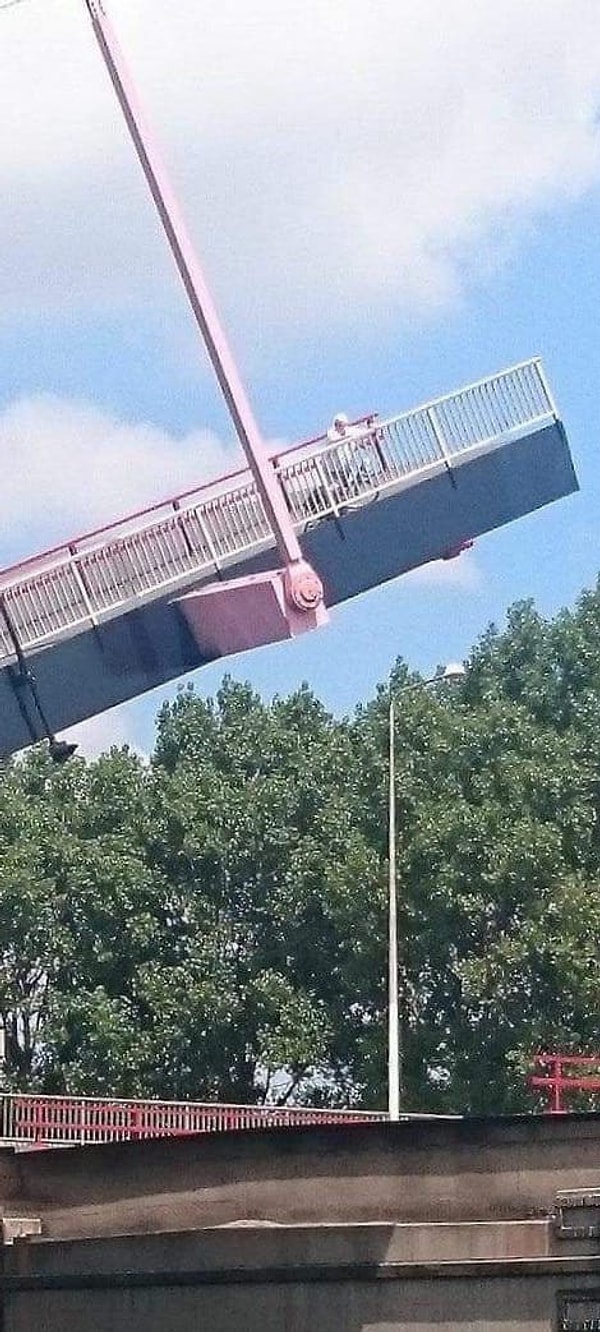 11. Этого дедулю (а, может, и бабулю) не очень-то тревожит тот факт, что мост не работает. Почта закрывается через полчаса!