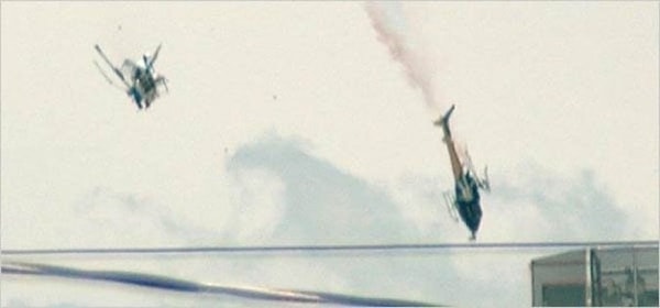 7. Два вертолета, столкнувшихся в городе Феникс (Аризона, США), сразу после столкновения.