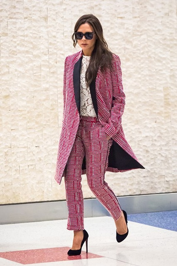 12. Но Виктория не всегда носит черный и иногда радует поклонников красочными нарядами.