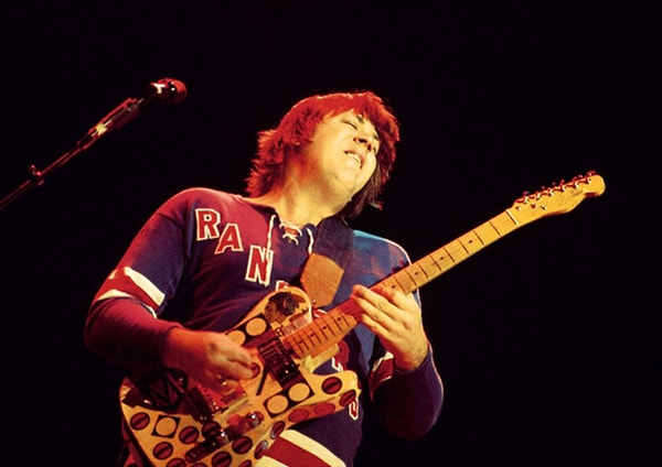 12. Тони Кэт, первый гитарист группы Chicago, застрелился, играя в русскую рулетку. Его последними словами были: "Не переживайте, он не заряжен"