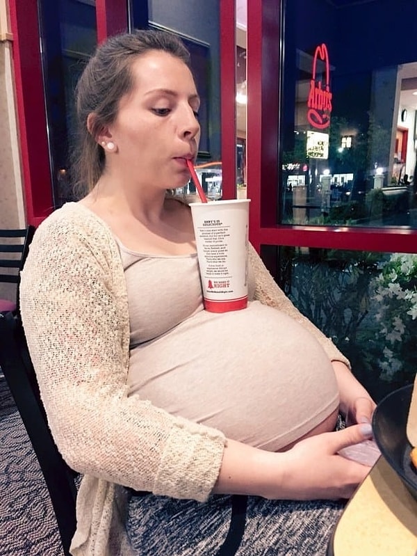 8. Иногда огромный живот - это даже удобно...