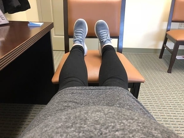 13. В конце срока приходится ходить на бизнес-встречи в лосинах и кроссовках...