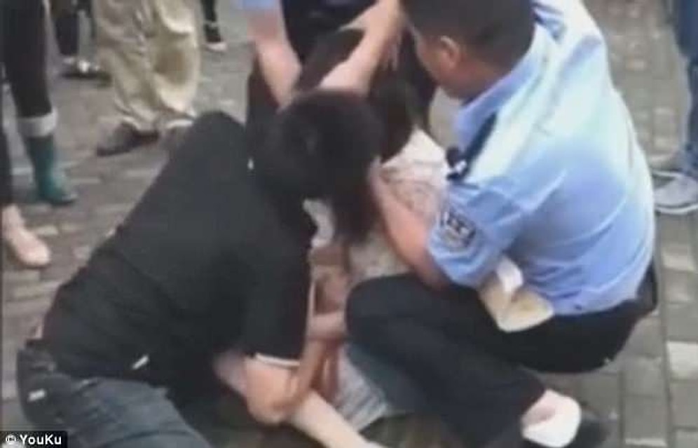 Veda Öpücüğü Aldığı Sevgilisinin Dilini Isırıp Bırakmayan Kadın