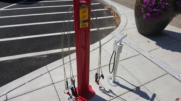 8. В этом городе есть стойка для ремонта велосипедов, где каждый может самостоятельно починить свой двухколесный транспорт