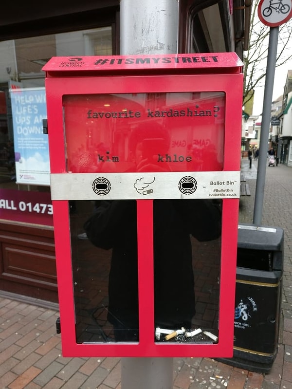 11. В этом городе есть специальные урны, которые прямо-таки заставляют людей бросать окурки в них, поучаствовав в опросе