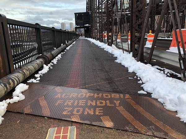 13. В этом городе есть специальная дорожка для людей, боящихся пересечь мост из-за акрофобии