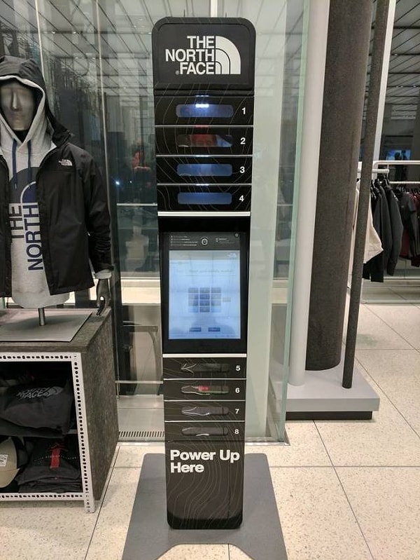 4. Во время шопинга вы можете оставить свой телефон заряжаться здесь