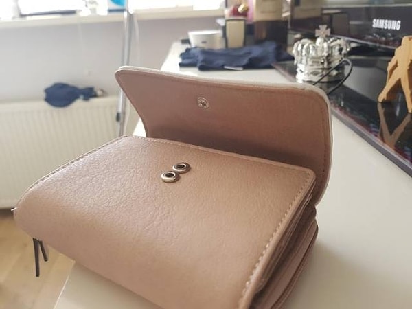 9. У этого кошелька есть две кнопочки. На случай, если вдруг появится слишком много денег))