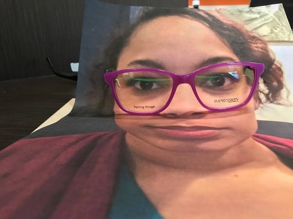 20. "Мой отец хотел купить мне очки в подарок, поэтому распечатал мою фотографию и носил с собой в салоны оптики"