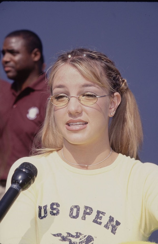 16. Маленькие цветные очки, видимо, были популярны не только у нас на Родине... А эта челка набок!