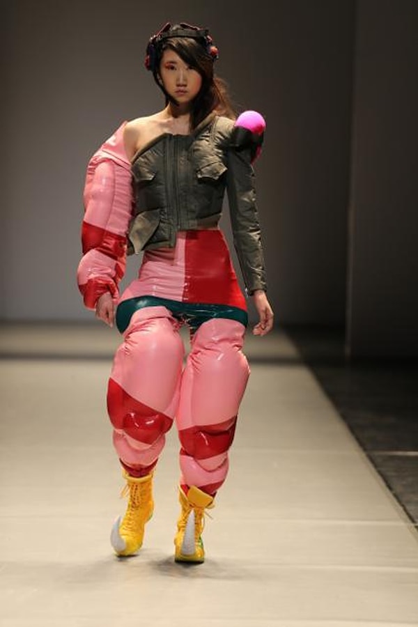 4. Дефиле, на создание которого дизайнера вдохновила тема инопланетян и перекаченные мускулы культуристов, привлекло к себе все внимание модного мира.