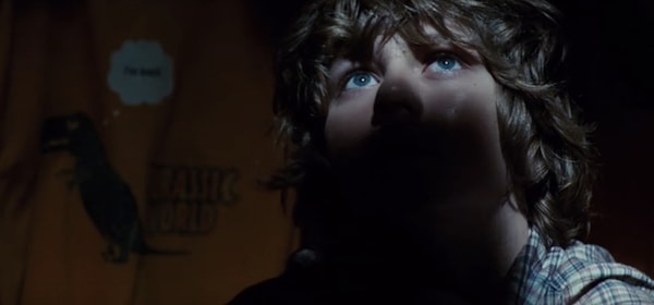 3. За пару минут до освобождения Ти-Рекса из "Мира Юрского периода" на фоне можно видеть футболку с его изображением и надписью "I'm back" ("Я вернулся").