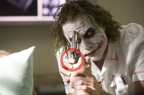 8. Когда Джокер позволяет Двуликому убить его, он держит указательный палец на курке. Это позволило бы предотвратить выстрел, даже если бы противник нажал на спусковой крючок.