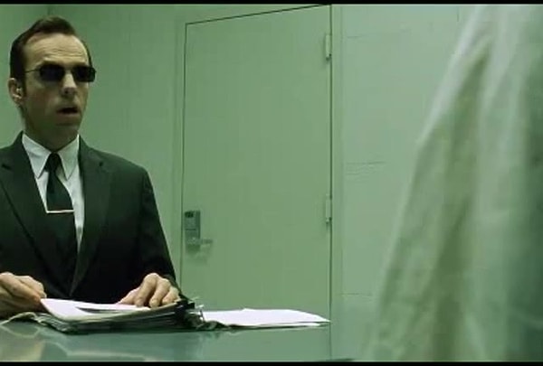 7. А помните, куда Томасу вставили жучок во время допроса?