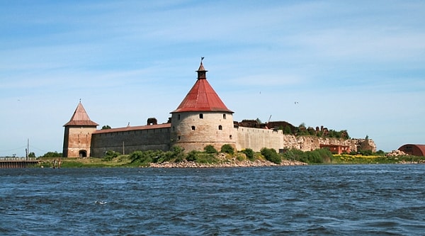 8. Какое название до 1611 года носил город Шлиссельбург?