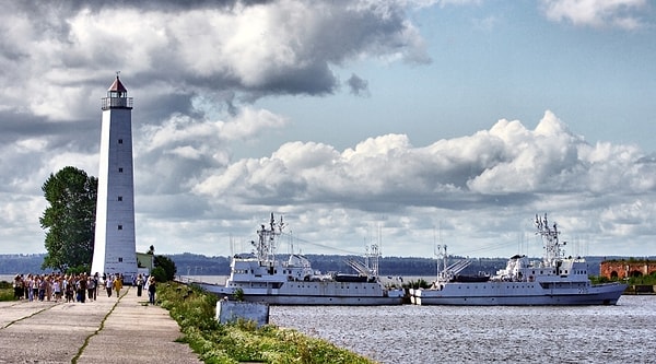 10. Этот город воинской славы расположен на острове Котлин и прилегающих к нему мелких островов Финского залива и дамбе. Его название образовано от двух немецких слов, которые переводятся как "корона" и "город".