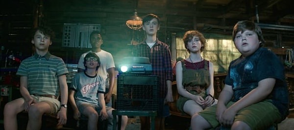 На тот случай, если вы вдруг не знали, действие в «Оно 2» будет проходить через 27 лет после событий первого фильма (потому что именно с такой периодичностью Пеннивайз появляется в Дерри).