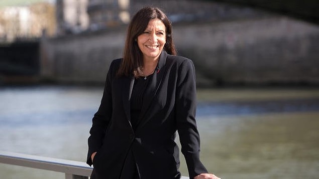 Paris Belediye Başkanı Anne Hidalgo da 22 yaşındaki Gassama'yı arayıp cesaretinden ötürü tebrik ettiğini belirtti.