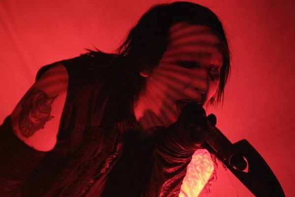 10. Мэрилин Мэнсон коллекционирует искусственные конечности и делает абсент