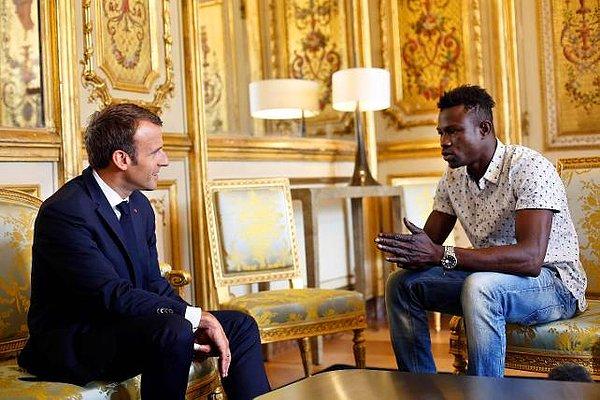 Cumhurbaşkanı Emmanuel Macron, Gassama'yı Elysee Sarayı'na davet etti ve kahramana bizzat teşekkür etti.