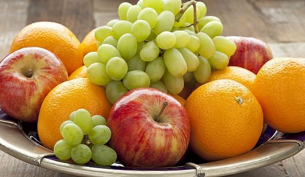 4. Mutfak masanızın üzerinde yıkanmış meyve ve sebze bulundurun ve öğün aralarında acıktığında bunları yiyebileceğini söyleyin.