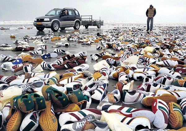 2. Terschelling Adası'nda bulunan binlerce çift spor ayakkabı.