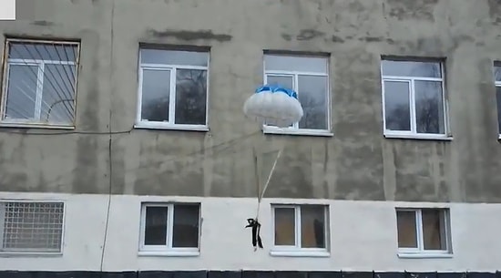 Eğlence Anlayışınızı..! Kediye Paraşüt Takıp Pencereden Attılar