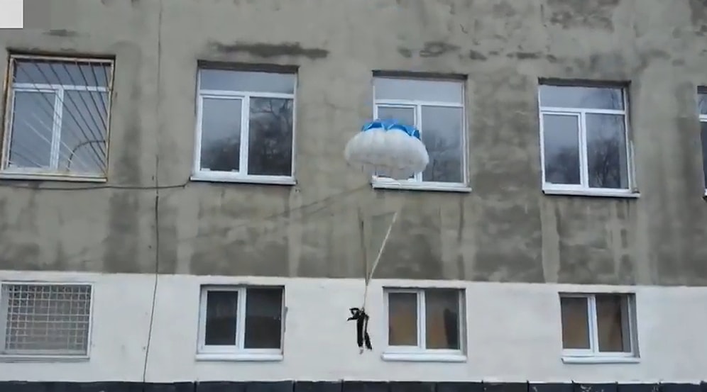 Eğlence Anlayışınızı..! Kediye Paraşüt Takıp Pencereden Attılar