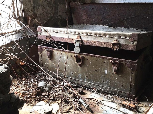 17. Terk edilmiş bir ahırda bulunan sandık.