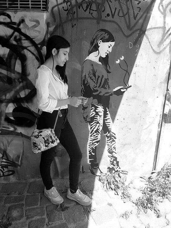 21. Bir kadına ikizi kadar benzeyen sokak sanatı çalışması.