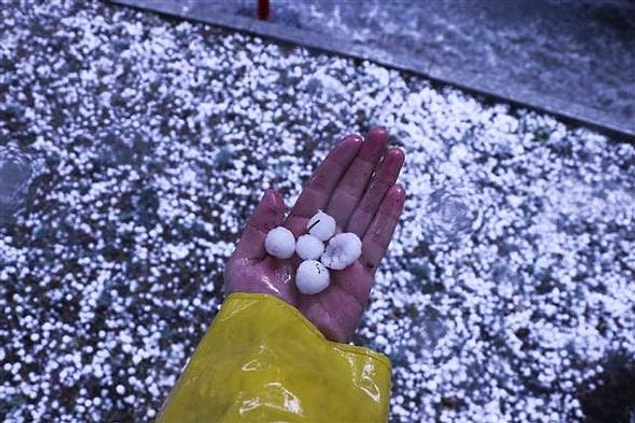 Bugün Meteoroloji Genel Müdürlüğü'nden uyarı geldi, sel ve kuvvetli yağmur konusunda halkın tedbirli olması istendi.