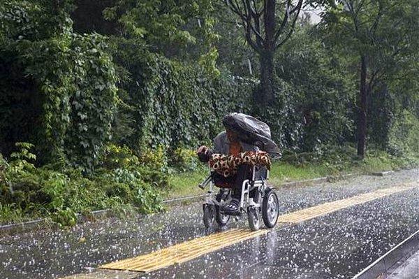 Açıklamanın hemen ardından da şiddetli yağış başladı, özellikle Çankaya ve Mamak ilçelerinde etkili olan dolu hayatı olumsuz etkiledi.