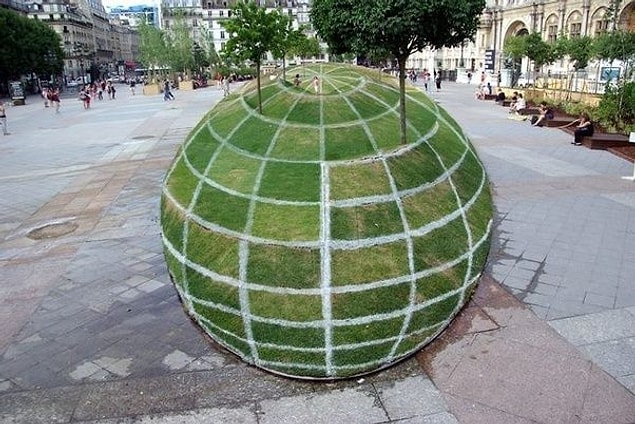 9. Bu da küre şeklinde bir yapı değil, ABD'deki bir parkın peyzajı.