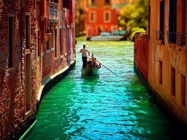 14. Venedik'de gondola binmek gelenek haline gelmiş bir durum olsa da...