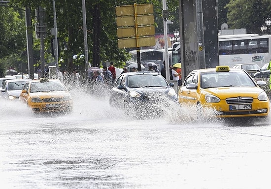 Ankara Bir Kere Daha Sağanağa Teslim! Alt Geçitleri ve İş Yerlerini Su Bastı, Yollar Trafiğe Kapatıldı