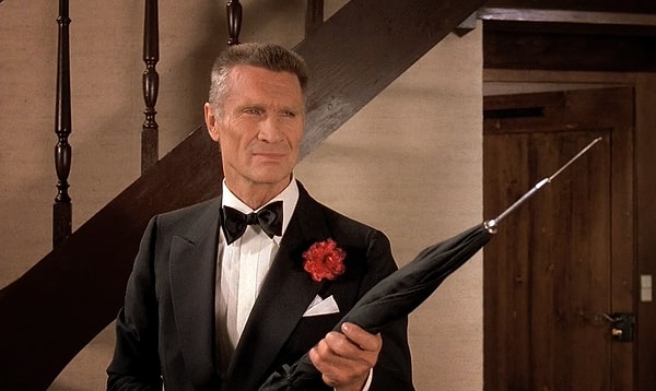 5. Какой актер сыграл главную роль в фильме "Укол зонтиком"?